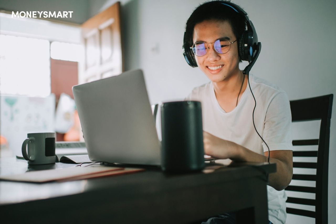 Image of a virtual assistant working
